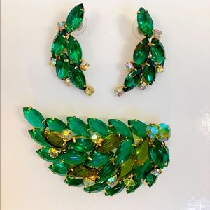 Very beautiful vintage rhinestone D&E Juliana shades of green brooch